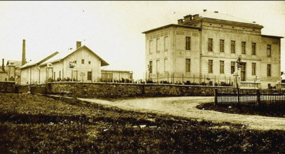 Budova původní lnářské školy K areálu patřily i tírna lnu a školní statek (vlevo).